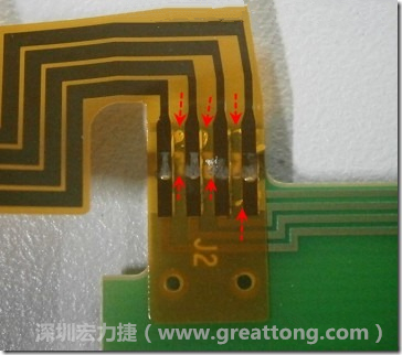 這張圖所顯示的，PCBA工廠實際進行HotBar(熱壓熔錫焊接)焊接的時候，經常會出現這類焊墊之間短路的問題，下面的圖示為比較嚴重的案例，大部分都只有部份溢錫，但這對品質信賴杜已經產生了及大的為害，既使現在測試沒有出現問題，難保在高溫膏濕的環境下不會出現電子遷移(Electromigration)的現象。